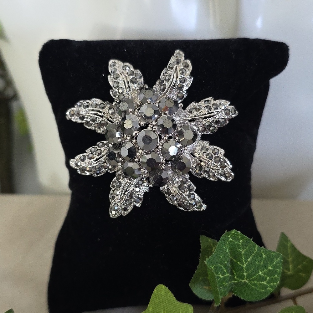 Vintage Silver Flower Brooch Pin